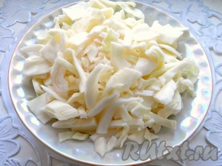 Капусту нарезать на тонкие полоски (или шашечками).
