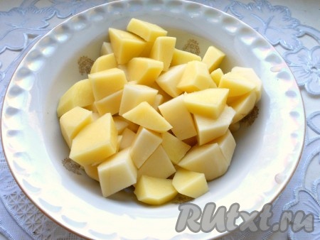 Картофель очистить и нарезать на средние кусочки.