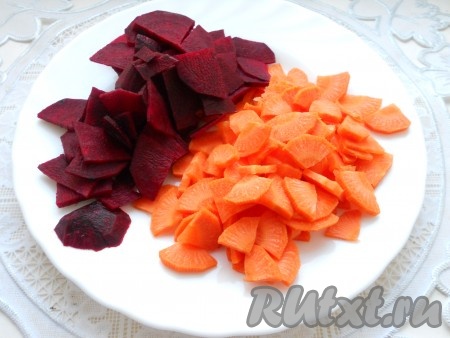 Морковь и свеклу нарезать на тонкие четвертинки.