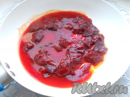 Обжарить свеклу на среднем огне 3-4 минуты, затем также влить немного бульона, положить оставшуюся томатную пасту, добавить лимонный сок и сахар, перемешать, дать закипеть, а после этого тушить на небольшом огне до мягкости свеклы (минут 15).