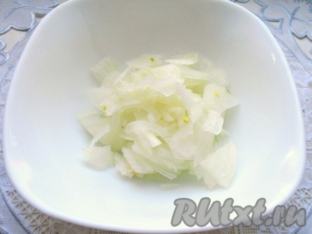 В кастрюлю, в которой будете варить борщ, выложить заранее промытые водой части курицы, влить 2-2,5 литра холодной воды, поставить на огонь, после закипания подсолить и варить минут 30, затем сваренное куриное мясо достать из бульона, дать немного остыть, отделить от костей. Бульон, по желанию, процедить. Лук, морковь, свеклу очистить. Луковицу нарезать на тонкие кусочки.