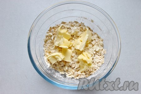 Затем добавить мягкое сливочное масло, растереть вилкой до однородности.