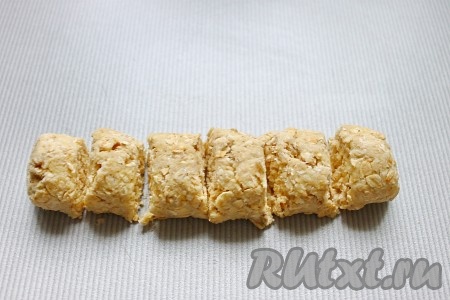 Разрезать колбаску на 6 одинаковых частей.