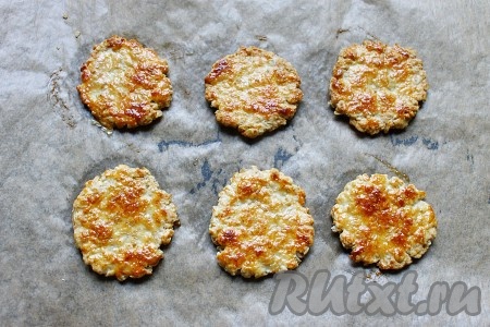 Выпекать овсяные лепёшки в заранее разогретой до 200 градусов духовке 10-15 минут (по желанию через 5-7 минут выпечки лепёшки можно перевернуть).