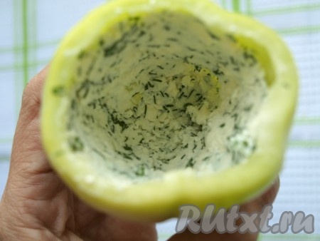 Болгарский перец помыть, срезать крышечку, удалить внутри семена и перегородки. На дно перцев положить немного подготовленной начинки, плотно прижать. Часть начинки нужно также плотно прижать к стенкам перцев.