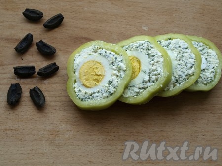 Перцы убрать в морозилку на 15-20 минут, затем достать и нарезать острым ножом. Маслины разрезать вдоль на 4 части.