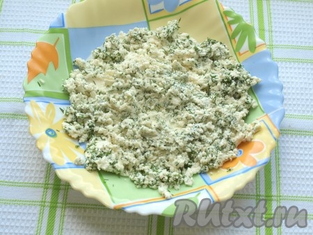  Яйца заранее отварить вкрутую. Остудить и очистить. Для начинки можно взять любой мягкий сыр на ваш вкус, отлично подойдёт творожный сыр, я взяла сыр фета. Размять мягкий сыр вилкой, нарезать мелко укроп и выдавить чеснок. Хорошо перемешать. Начинка для закуски готова.