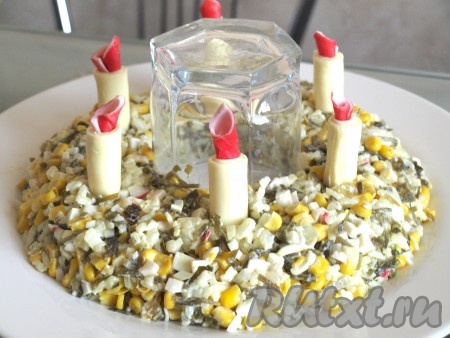 В центр каждой сырной трубочки вставляем красную часть крабовых палочек, имитируя огонь.
