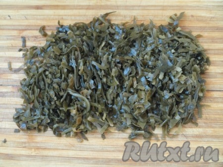 Режем мелко морскую капусту.
