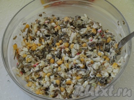 Тщательно перемешиваем, если нужно, солим салат.
