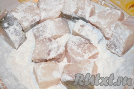 Кусочки рыбы обвалять в муке.