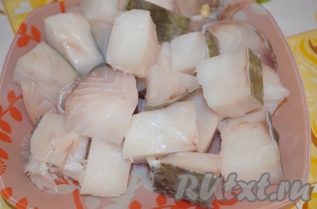 Если готовите филе, то рыбу нужно порезать небольшими кусочками, примерно по 30 грамм. Рыбу (стейки или порезанное филе) посолить и поперчить по вкусу.
