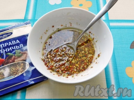 Смешать оливковое масло, лимонный сок, соль и специи.