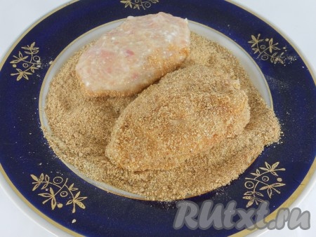 Мокрыми руками сформировать котлеты, обвалять их в панировочных сухарях (или муке) со всех сторон.
