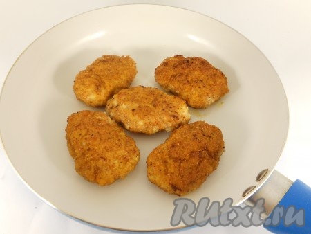 Жарить куриные котлеты с творогом на разогретой с растительным маслом сковороде на небольшом огне с двух сторон до румяной корочки.