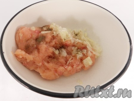 Лук и чеснок очистить. Куриное филе перекрутить на мясорубке, выложить в миску, посолить, поперчить, добавить мелко и тонко нарезанный репчатый лук (или перекрутить лук на мясорубке вместе с филе).