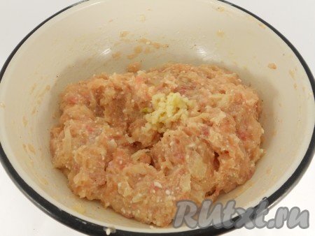 Хорошенько перемешать рукой, после чего добавить пропущенный через пресс чеснок, снова тщательно перемешать.