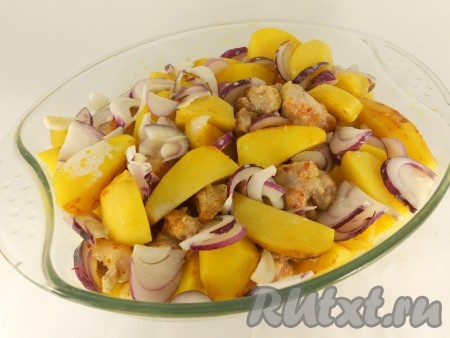 Разместить лук между картошкой и свининой, влить сливки.