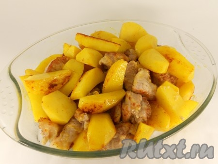 Обжарить картофель на среднем огне до румяности со всех сторон. Картошку не нужно доводить до готовности, просто нужно получить румяную корочку. Выложить картофель в форму на мясо, чуть перемешать.