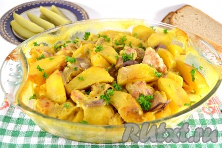 Накрыть форму плотно фольгой. Запекать свинину с картошкой в сливках в разогретой до 180 градусов духовке 40-50 минут (картофель должен стать достаточно мягким и легко прокалываться ножом). Готовое блюдо, по желанию, посыпать нарезанной зеленью (я посыпала петрушкой).