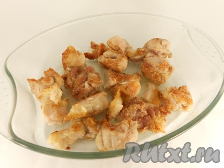 Сковороду разогреть с растительным маслом, выложить кусочки свинины и обжарить их на среднем огне, периодически перемешивая, до золотистой корочки. Переложить мясо в форму для запекания, немного посолить и поперчить, перемешать, накрыть форму фольгой и отставить в сторону.
