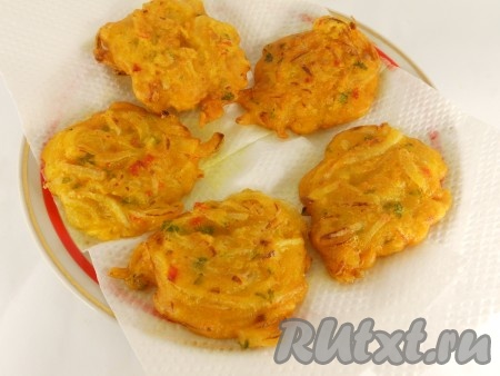 Жарить луковые оладьи в разогретой с большим количеством растительного масла сковороде на среднем огне с двух сторон до румяного цвета (минуты по 3 с каждой стороны). Готовые оладьи выложить на бумажное полотенце для удаления лишнего жира.
