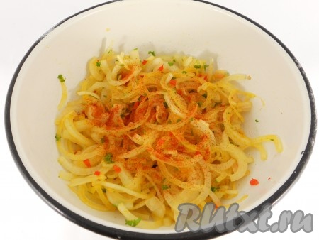 Также всыпать молотую паприку.