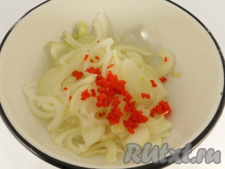 Лук очистить и нарезать тонкими полукольами. Добавить измельченный перец чили.