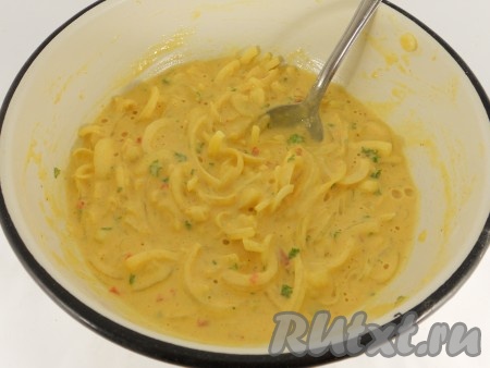 Постепенно, небольшими порциями, хорошо вымешивая лук, влить воду. Должно получиться тесто, как на оладьи.