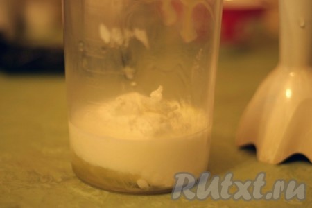 В чашу погружного блендера вбить сырое яйцо, выложить творог и влить молоко.