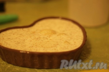 В силиконовую форму подходящего объёма выложить творожно-молочную массу.