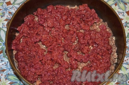 Дно разъёмной формы выстелить пергаментом, равномерно разложить 2/3 теста-крошки, немного примять. На тесто по всей поверхности выложить малину (замороженные ягоды можно не размораживать, я выложила малину в собственном соку без жидкости).