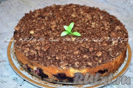 Поставить насыпной пирог с творогом и ягодами в разогретую духовку, выпекать минут 45 при температуре 180 градусов. Затем достать из духовки, дать немного остыть, снять бортики.