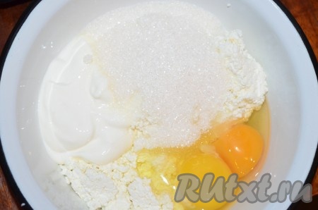 Для приготовления творожной начинки соединить в миске творог, яйца, сахар, крахмал, сметану, взбить на низкой скорости миксера в однородную массу (или просто растереть вилкой до однородности), начинка получится достаточно жидкой, убрать её в холодильник на время, пока готовим тесто-крошку.