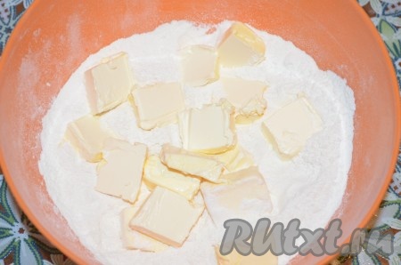 Для приготовления теста-крошки нужно в глубокой миске соединить муку, сахар, разрыхлитель, нарезанное на кубики холодное (не замороженное) сливочное масло, перетереть руками в мелкую крошку.