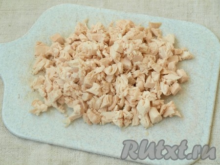 Нарезать кубиками куриное филе.