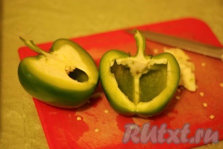 Болгарские перцы разрезать вдоль на 2 части, удалить семена. Тщательно промыть водой.
