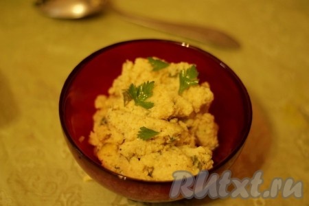 Готовую капусту немного остудить и измельчить погружным блендером. Добавить мелко нарезанную зелень, натёртый (или пропущенный через пресс) чеснок, специи по вкусу, тщательно перемешать получившуюся начинку для болгарских перцев.