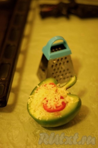 Половинки перцев посыпать сверху сыром, натёртым на крупной тёрке. Духовку разогреть до 180 градусов. Запекать наши перцы, фаршированные капустой, около 25-30 минут. Сыр должен полностью расплавиться.