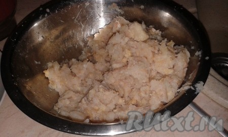 Хлеб замочить в молоке. Пропустить через мясорубку рыбу, хлеб, сало, лук, чеснок. В получившийся фарш добавить немного тертого сыра, соль, специи. Перемешать рыбный фарш.