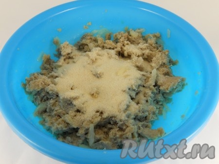 Посолить, поперчить по вкусу, всыпать манную крупу.