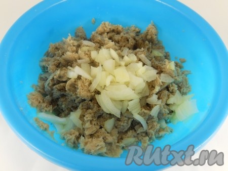 Лук очистить, нарезать на тонкие кусочки, выложить к рыбному фаршу.
