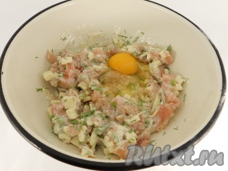 Вбить куриное яйцо и перемешать массу.