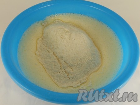 Влить молоко, перемешать венчиком. Муку просеять с разрыхлителем, всыпать в яично-молочную смесь.
