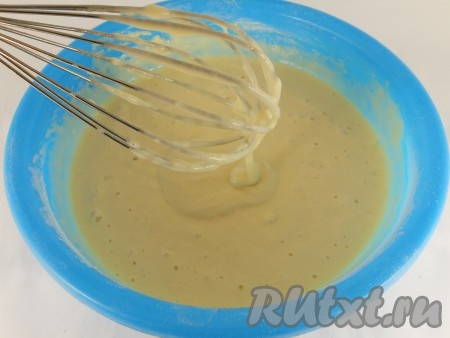 Хорошо венчиком все перемешать. Должно получиться тесто, как средней густоты сметана.