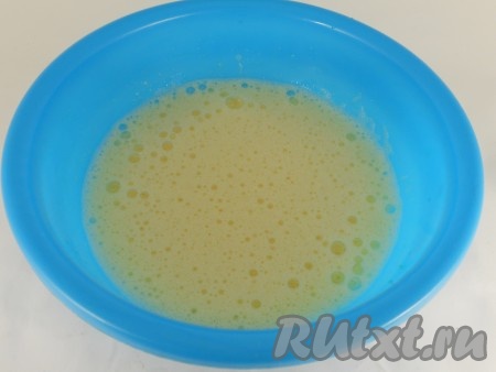 Взбить миксером до пышной пены.