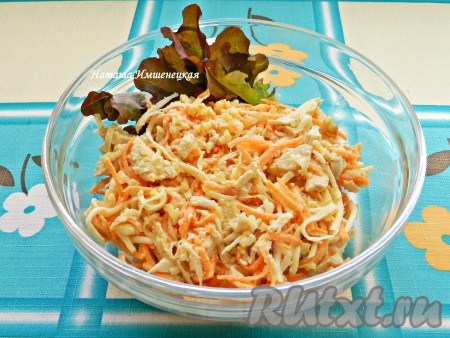 Салат перемешать, заправить заправкой и подавать. Вкусный и полезный салат с курицей и корнем сельдерея готов.
