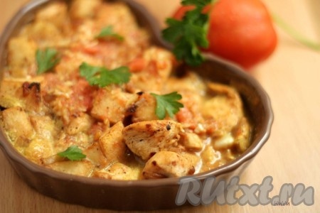 Куриное филе, запечённое с помидорами в духовке