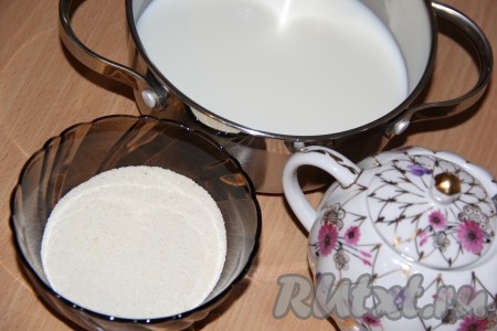 Прежде всего нужно сварить манную кашу, для этого 500 миллилитров молока нужно влить в кастрюлю, добавить щепотку соли, 1 чайную ложку сахара и поставить на огонь. Немного прогреть молоко и всыпать манку, постоянно помешивая. Довести кашу до кипения, не переставая помешивать, варить 3-5 минут на огне ниже среднего. Затем снять манную кашу с огня и остудить.
