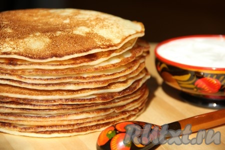 Аппетитные, воздушные блины, приготовленные на манной каше с дрожжами, подать к столу с пылу с жару. Хотя с такими блинчиками и придётся повозиться, но зато результат вас точно порадует, уж очень вкусными и нежными получаются блины.